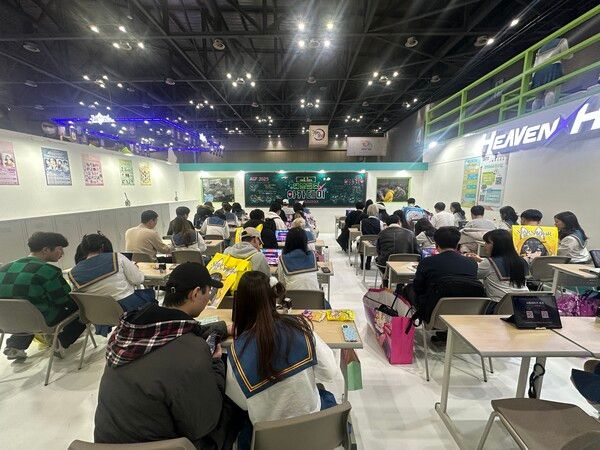 ▲'헤븐헬즈' 부스. 게임 내 아카데미 공간처럼 꾸몄다. 사진=경향게임스