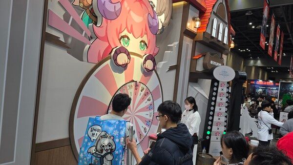 ▲ 부스 입구에서는 귀여운 용인족 소녀 ‘에르카’가 행운의 룰렛과 함께 방문객을 반기고 있다(사진=경향게임스)