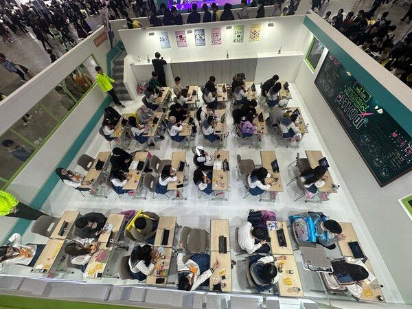 ▲60여명의 스태프가 직접 관람객을 맞이해 게임을 안내한다. 사진=경향게임스