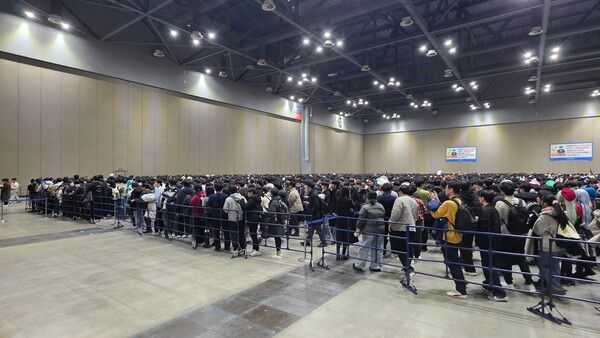 ▲ 행사장 입장을 위해 대기하는 행렬, 방문객들의 행렬은 행사장 외부까지도 이어졌다(사진=경향게임스)