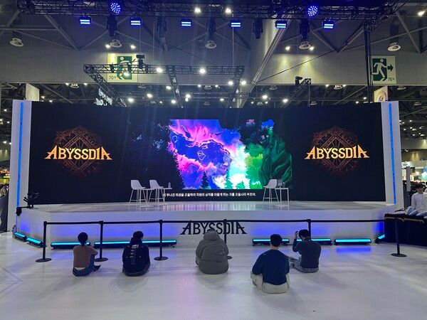 ▲어비스디아 현장 무대. 양 옆에는 시연 장소가 마련됐다. 사진=경향게임스