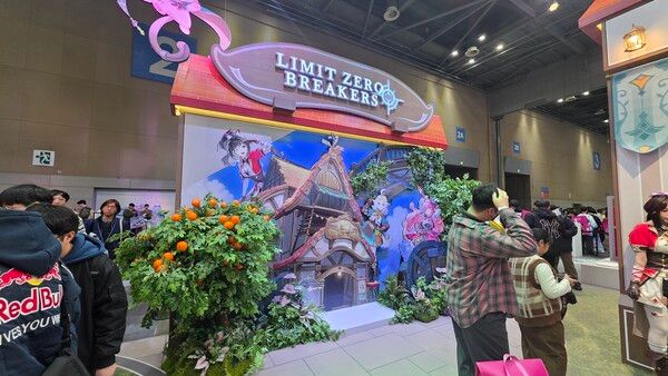 ▲ ‘브레이커스’ 세계관의 분위기와 주요 등장인물들의 특색을 확인할 수 있는 현장이다(사진=경향게임스)