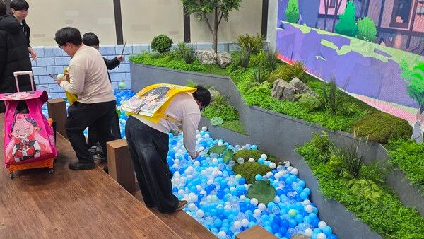 ▲ 부스 왼편에 위치한 작은 낚시터에서는 특별한 선물을 얻을 수 있는 기회가 제공된다(사진=경향게임스)