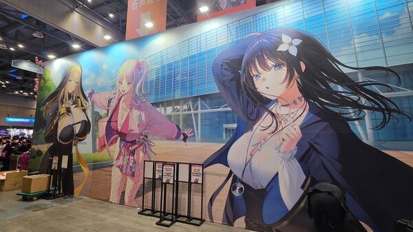 ▲ 혈라 AD의 개성이 잘 드러난 대표 캐릭터들이 행사장 곳곳에서 소개되며 주변을 오가는 이들의 발길을 이끌었다(사진=경향게임스)