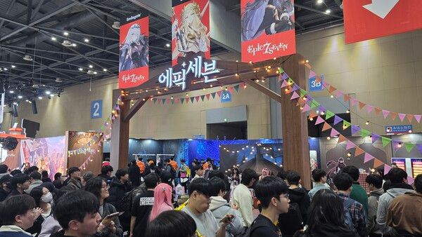 ▲&nbsp;스마일게이트를 대표하는 장수 인기작 ‘에픽세븐’은 이번 AGF에서도 수많은 방문객들의 성원을 모았다(사진=경향게임스)