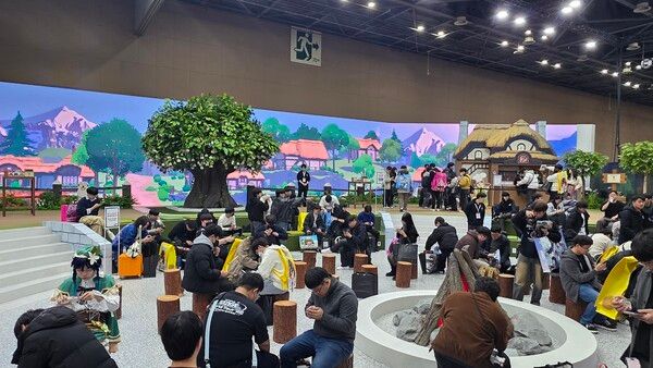 ▲ 부스 내에서는 AGF 관람을 이어가는 도중 누구나 자유롭게 쉬어갈 수 있는 휴게 공간이 마련됐다(사진=경향게임스)