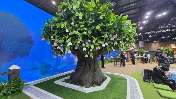 ▲ 티르코네일 중앙에 위치한 거대한 나무도 AGF 현장을 찾았다. 나무에는 많은 이용자들의 목소리가 담겼다(사진=경향게임스)