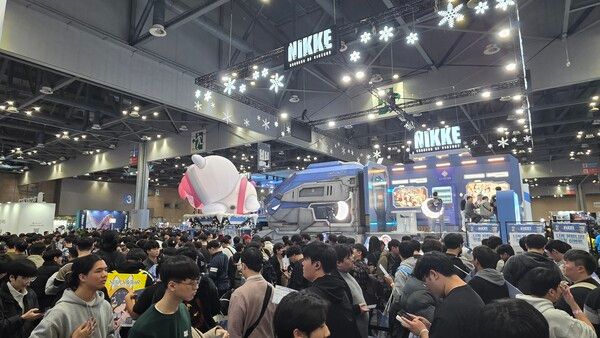 ▲ 매년 AGF 최고 인기 부스 중 하나로 활약하는 ‘승리의 여신: 니케’는 올해 역시 부스 주변을 이동하기 힘들 만큼의 인기를 자랑했다(사진=경향게임스)