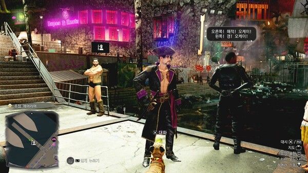 ▲용과 같이 스튜디오 식 개그도 확실하다. 오른쪽에 해적, 왼쪽에 야쿠자. 오늘도 이상 없음을 외치는 가드