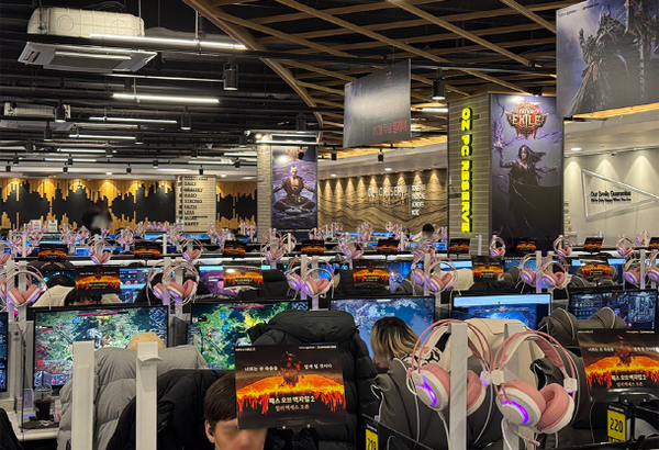 (사진=패스오브 엑자일 콜라보 pc방. 카카오게임즈 제공)