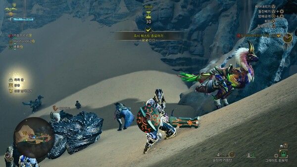 ▲ 복원 강화를 마친 아티어 무기는 모두 전투 진입 시 외형이 변하는 기믹을 지니고 있어, 기존 제작 무기와 룩 부문에서도 차별점을 가진다