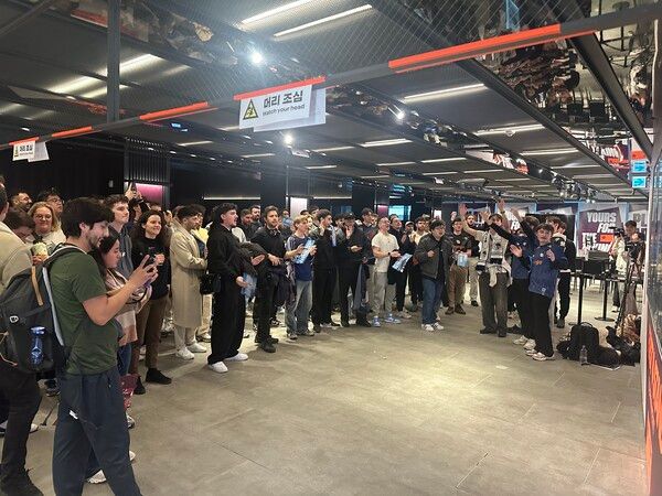 (KC 팬들의 응원이 이어지고 있다. 사진=경향게임스)