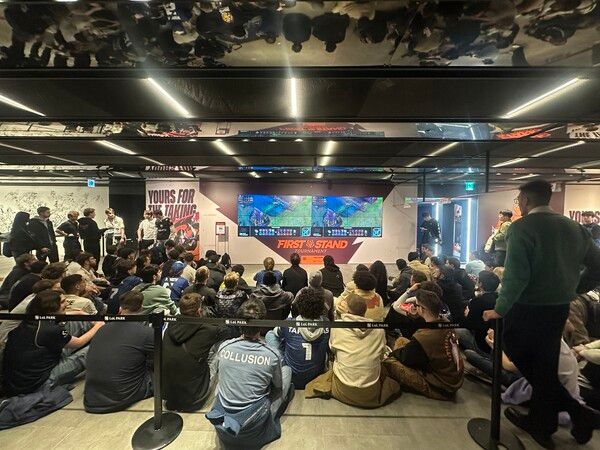 (경기장 밖에서 스크린 중계를 보며 경기를 응원하는 팬들. 사진=경향게임스)&nbsp;