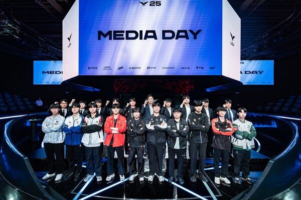 2025 LCK컵 미디어데이 행사에 참가한 10개 팀 감독과 선수들