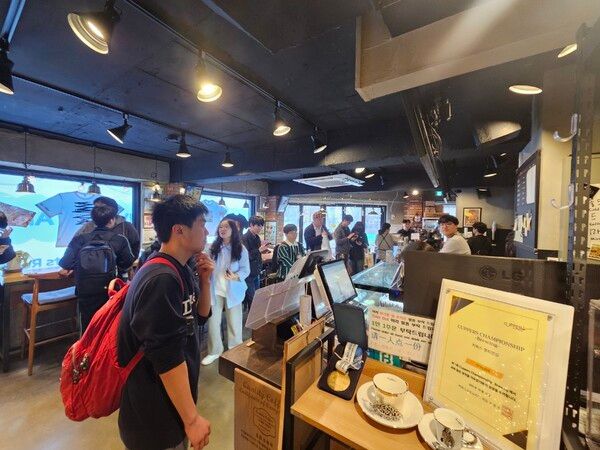 ▲카페 3개층에 빈자리가 거의 없을 정도로 방문객이 많았다(사진=경향게임스)