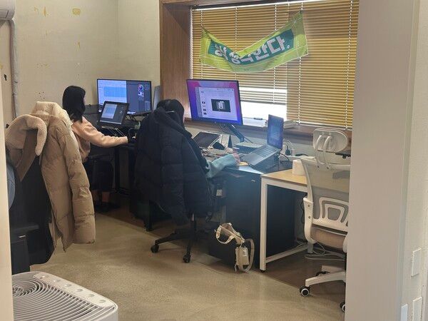 (사진=개발 업무 중인 팀원들. 경향게임스)