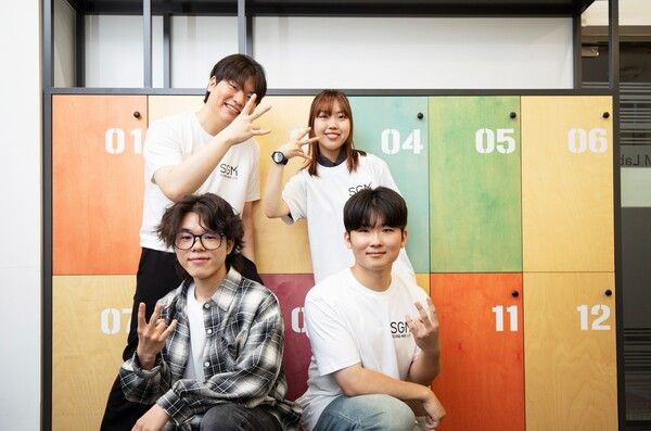 (뒷줄 왼쪽부터 함승헌, 강나연, 앞줄 왼쪽부터 홍준호,&nbsp;김진호. 사진=이게게개임 팀 제공)