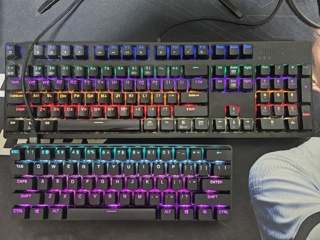 ▲일반 키보드보다 가볍고 차지하는 면적도 적어 휴대성이 크게 강화됐다.(사진=경향게임스)