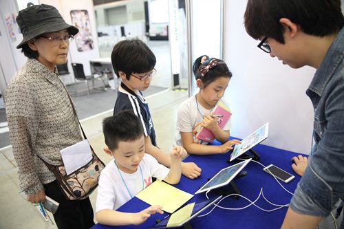 (굿게임쇼는 가족 단위 관람객을 겨냥한 프로그램이 주를 이었다.)