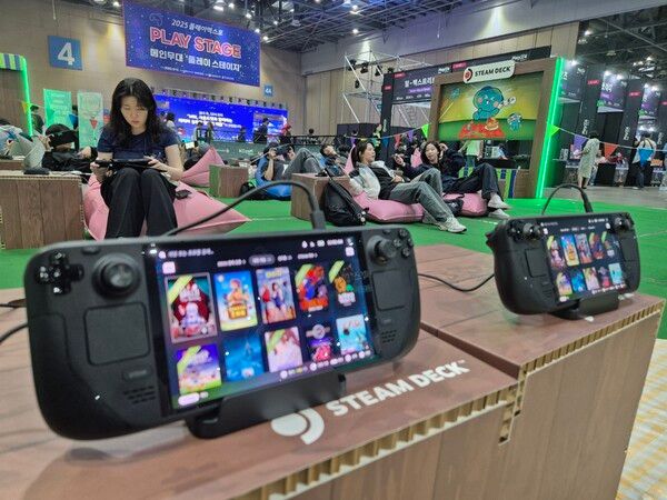 ▲플레이엑스포2025에 참가한 스팀덱