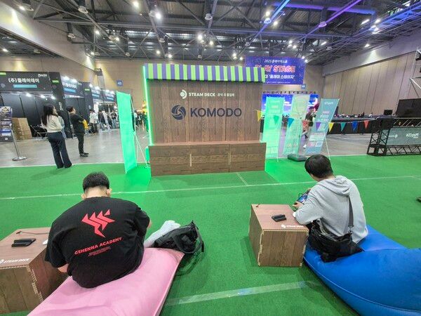 ▲플레이엑스포2025에 참가한 스팀덱