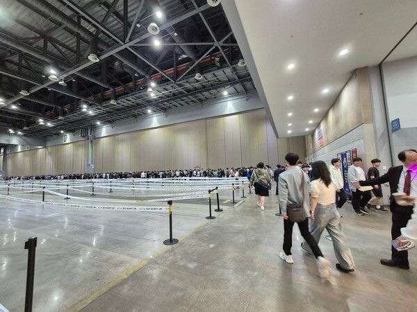 ▲2관 전체를 대기열로 편성해 대기한 뒤 순차 입장하도록 대기열을 편성했다