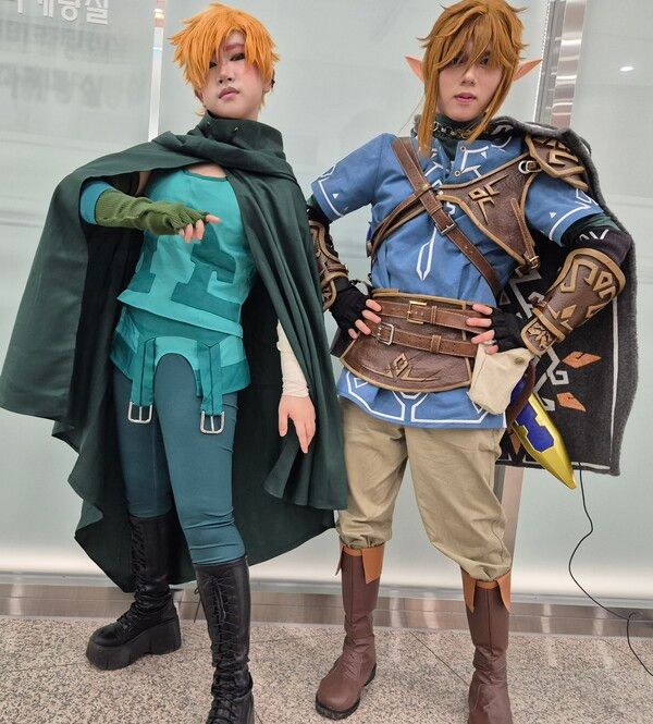 ▲ 페이트 시리즈 등장 인물 아쳐와, 젤다의 전설 왕국의 눈물 편 링크.서로 세계관이 다르다며 머뭇 거린 두 플레이어는 이내 흔쾌히 사진 촬영에 응해줬다