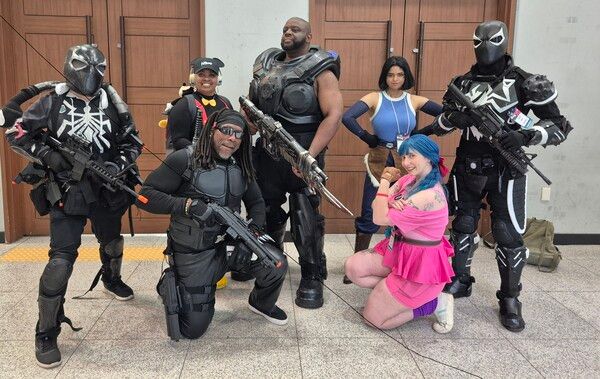 ▲현장에서 함께 게임쇼를 즐기던 이들을 카메라에 담았다. 로우 레디 자세를 보면 밀리터리 캠프 출신으로 보인다. 각기 베놈, 블레이드, 콜드레인 등 다양한 주제를 기반으로 코스튬 플레이를 진행한 것으로 보인다.&nbsp;