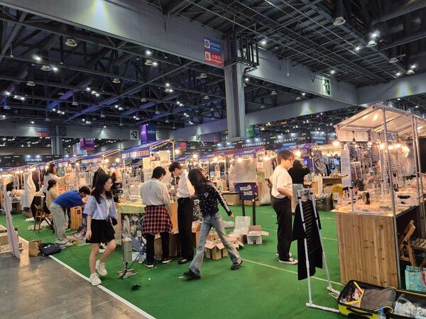 ▲개막전 막바지 채비에 열을 올리는 루미야 야시장 풍경