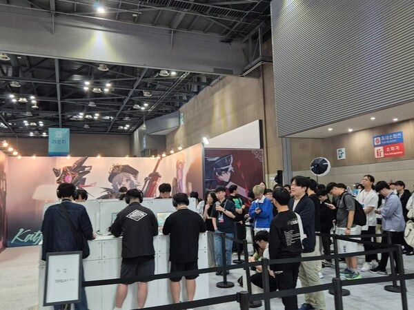 ▲부스를 한바퀴 두르고도 벽쪽으로 관람객들이 설 것으로 보인다