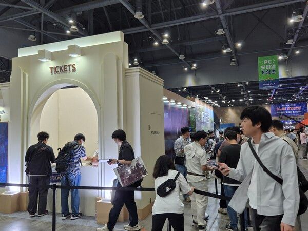 ▲스마일게이트 부스는 전시 시작 10분만에 만원 사례