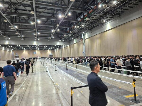 ▲ 텅 빈 전시관 4분의 1이 사람으로 가득찼다. 이들이 현재 전시장에 순차 입장 중이다