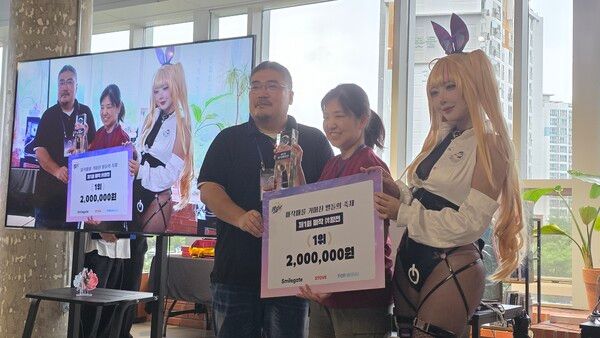 ▲ (좌측부터)스마일게이트 스토브 여승환 이사,&nbsp;‘마작패왕전 RKMC’ 우승자 크리스티나0933(사진=경향게임스)