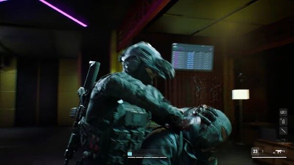 ▲수정전 화면, 총기를 백팩 혹은 등에 거치하고 전투를 진행한다. M16과 같이 총열이 긴 총기로 훈련을 받았던 이들에게는 이 자세가 기본이다.