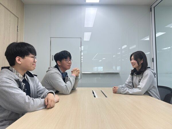 ▲인터뷰에 참여한 경기게임마이스터고 학생들(사진=경향게임스)