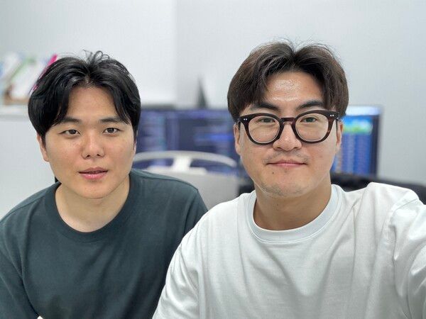 ▲왼쪽부터 안겨레 대표, 고용성 대표