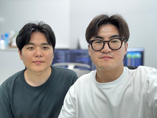 ▲왼쪽부터 안겨레 대표, 고용성 대표