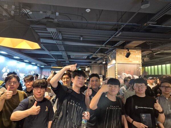 ▲오랜 세월 그와 함께한 팬들, 회사에서 퇴근하자마자 바로 행사장으로 뛴 것 같은 이들의 열정이 눈에 보인다