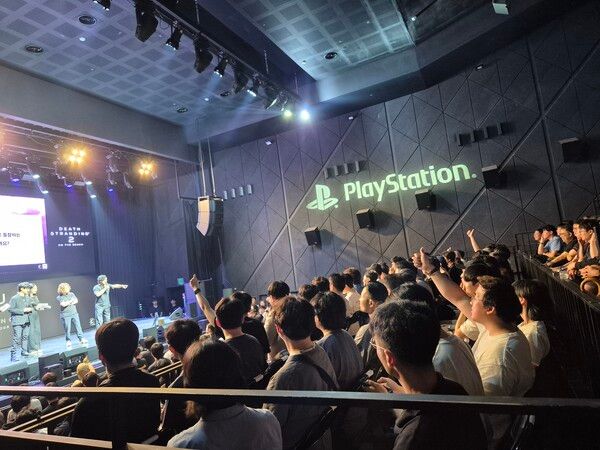 ▲관객들 또한 제작진을 향해 엄지를 지켜 들었다