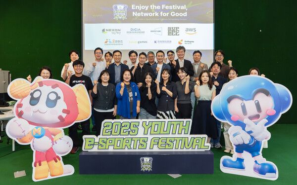 (파트너스 네트워킹 세션에서 관계자들이 사진을 찍고 있는 모습. 제공=스마일게이트)