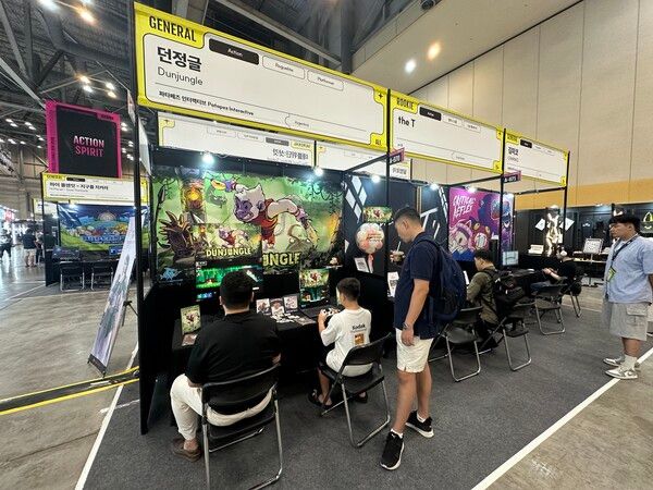 ▲ 부모님과 동행한 청소년이 '던정글'을 플레이하고 있다. 사진=경향게임스