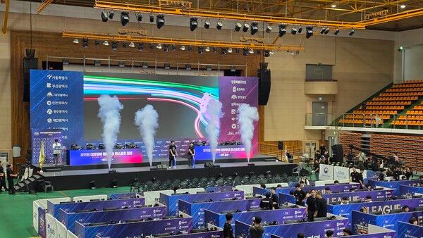 ▲ 본격적인&nbsp;‘제17회 대통령배 KeG’ 전국 결선 행사의&nbsp;시작을 준비하고 있는 제천체육관 내 현장(사진=경향게임스)&nbsp;