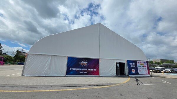 ▲ 올해 행사의 부대 행사 공간은 경기가 펼쳐지는 제천체육관 외에 위치한 별도 대형 텐트에 마련됐다(사진=경향게임스)