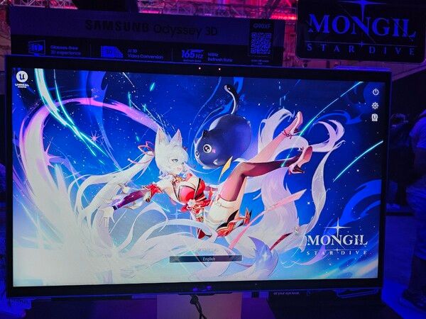 ▲핸드폰으로 찍은 사진으로는 큰 차이가 없어 보이지만 실제로 모니터 화면에서는 캐릭터와 배경이 3D로 출력된다