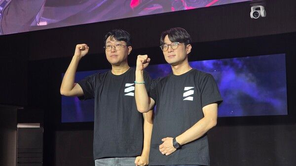 ▲ (좌측부터)슈퍼크리에이티브 김형석 PD, 스마일게이트 김주형 사업 실장(사진=경향게임스)