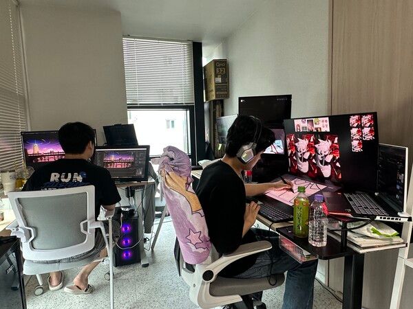 ▲수원 스튜디오에서 게입 작업을 진행 중인 팀원들. 사진=경향게임스