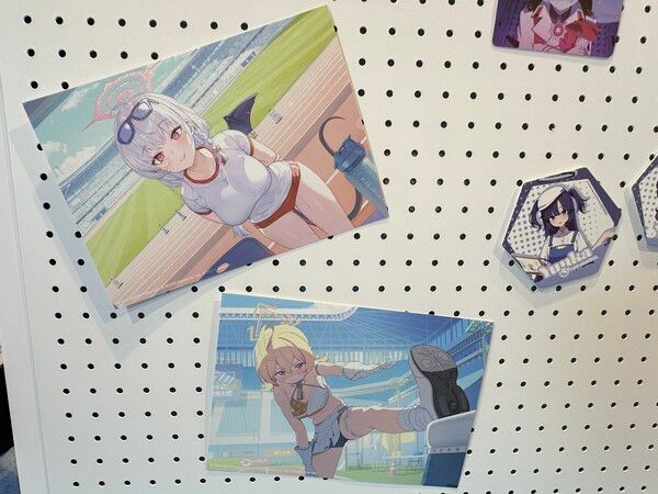 ▲ 외벽에는 일러스트들이 전시됐다 (사진=경향게임스)