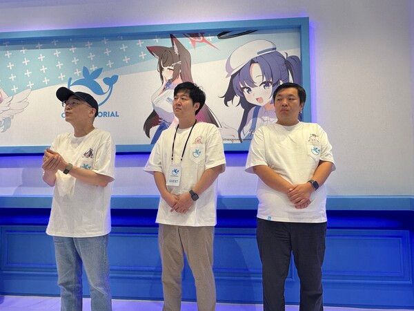 ▲ 오픈 소감 발표하는 제작진. 왼쪽부터 김용하 EPD, 안경섭 PD, 차민서 PD (사진=경향게임스)