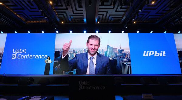 윤선주 두나무 최고브랜드임팩트책임자(CBIO, 왼쪽)가 에릭 트럼프 트럼프 오거니제이션 총괄 부사장과 UDC 2025에서 화상 특별대담을 진행했다(제공=두나무)