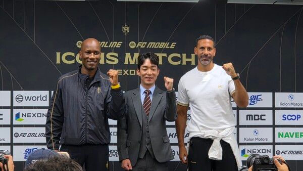 ▲ (좌측부터)‘2025 넥슨 아이콘매치’ 디디에 드로그바, 넥슨 박정무 사업부사장, 리오 퍼디난드(사진=경향게임스)